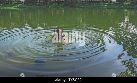 Summer ramna Park 23 jun,2019 Dhaka bangladesh.un homme prend un bain dans l'étang du parc de ramana en raison de l'épuisement de la chaleur.Nazmul Islam/ alamy stock live Banque D'Images