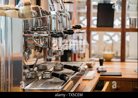 Grande cafetière en aluminium deux broyeurs à barre en bois dans la région de cafe Banque D'Images