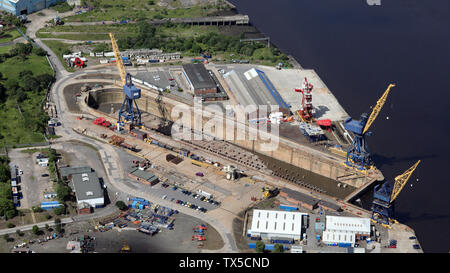 Vue aérienne d'une grande cale sèche pour des réparations de chantiers maritimes à Hebburn sur la Tyne près de Jarrow Banque D'Images