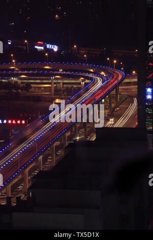 La trajectoire de la lumière de city road cars at night Banque D'Images