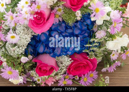 Arrangement de fleurs avec des roses, oeillets, hortensia bleu, snowflake, roses, œillets, hortensia bleu, snowflake Banque D'Images