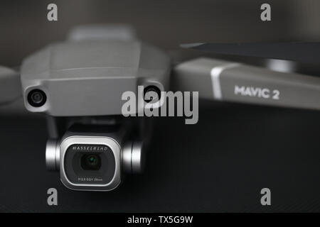 Minsk, Belarus - 22 juin 2019 : Dji Mavic 2 Pro sur fond sombre. Rédaction d'illustration Banque D'Images