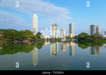 Gratte-ciel sur le lac Bere, Colombo, Sri Lanka Banque D'Images