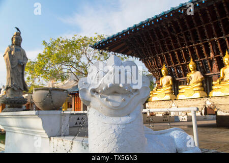 Seema Malakaya de statues dans le lac Bere, Colombo, Sri Lanka Banque D'Images