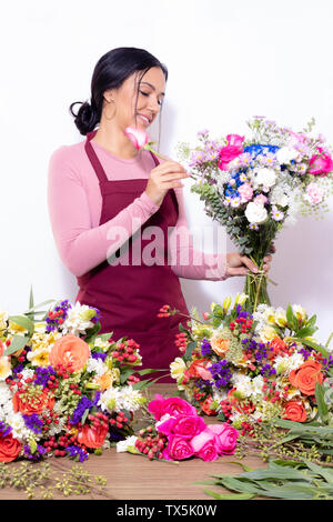 Brunette woman making bouquets au fleuriste Banque D'Images