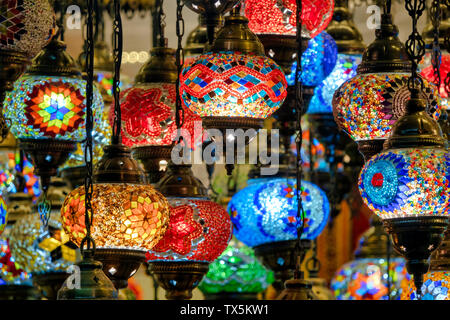 Gros plan d'une pendaison lampe mosaïque Banque D'Images