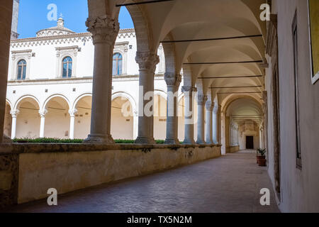 Cloître de l'abbaye de San Michele Arcangelo. Maratea, Basilicate, Italie Banque D'Images