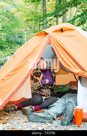 Un couple en camping dans les Catskills région montagneuse de l'état de New York. Banque D'Images