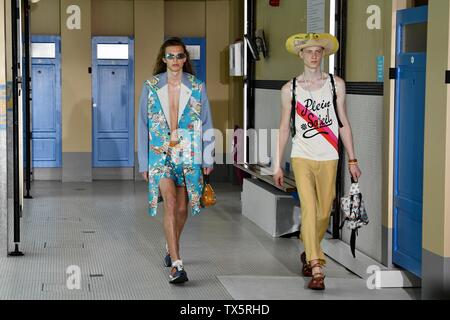 (190624) -- Paris, le 24 juin 2019 (Xinhua) -- présenter les modèles de créations de Lanvin Printemps/Été 2020 de collections à Paris, France, le 23 juin 2019. (Xinhua/Piero Biasion) Banque D'Images