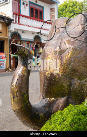 Sculpture d'éléphant en dehors de l'héritage d'un Café et bistro, Galle, Province du Sud, Sri Lanka Banque D'Images