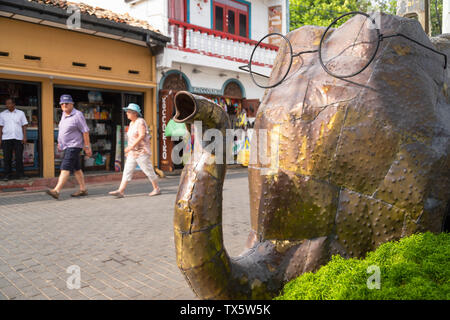 Sculpture d'éléphant en dehors de l'héritage d'un Café et bistro, Galle, Province du Sud, Sri Lanka Banque D'Images