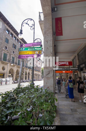 PALMA, Majorque, ESPAGNE - Juin 22, 2019 : rue commerçante Jaime III avec nom de la marque bien connue et de l'information Camping-signe sur une journée ensoleillée le 22 juin 201 Banque D'Images