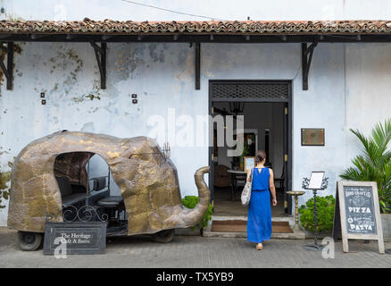 Femme marche dans le Café et bistro du patrimoine, Galle, Province du Sud, Sri Lanka Banque D'Images