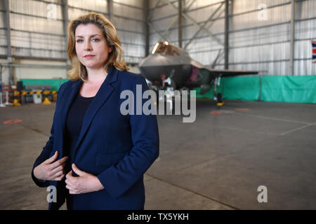 De 0001 SOUS EMBARGO MARDI 25 JUIN le secrétaire à la défense, Penny Mordaunt pendant un événement à RAF Akrotiri à Chypre pour marquer le premier déploiement d'avions F-35 Lightning outre-mer. Banque D'Images