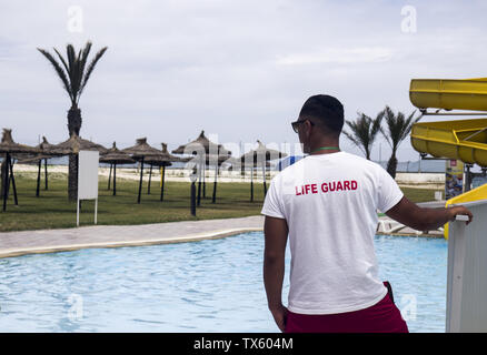 Gardien de la vie by swimming pool Banque D'Images