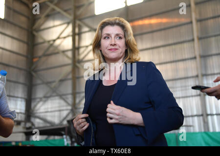 De 0001 SOUS EMBARGO MARDI 25 JUIN le secrétaire à la défense, Penny Mordaunt pendant un événement à RAF Akrotiri à Chypre pour marquer le premier déploiement d'avions F-35 Lightning outre-mer. Banque D'Images