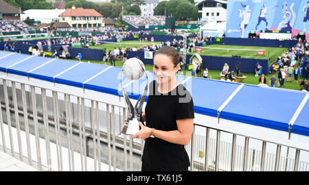 Eastbourne, Royaume-Uni. 24 Juin, 2019. Ashleigh Barty d'Australie tient fièrement le n° 1 mondial de la WTA trophée au tournoi de tennis International Nature Valley tenue à Devonshire Park à Eastbourne . Crédit : Simon Dack/Alamy Live News Banque D'Images