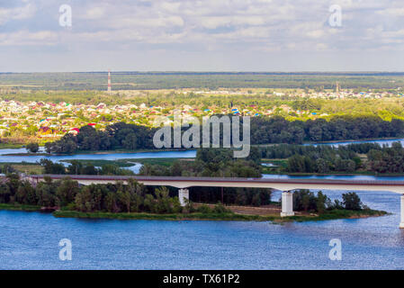 Vue sur les collines et des steppes et un pont moderne sur la rivière Don en Russie. Banque D'Images