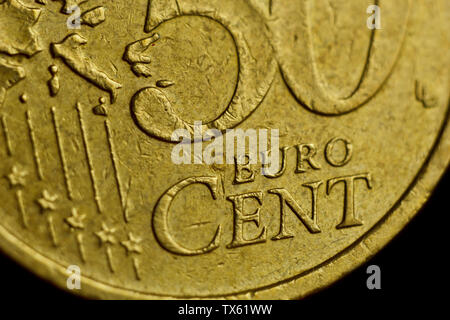 Coin cinquante centimes Macro isolé sur fond noir. Détail de l'argent métallique close up. L'argent de l'UE. Banque D'Images