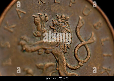 Dix pièces de monnaie couronne tchèque macro isolé sur fond noir. Détail de l'argent métallique close up. Pays d'Europe de l'argent en République tchèque. Banque D'Images