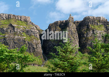 Cliff pinacles et une brûlure dans le plein débit à Cleadale, l'île de Eigg, petites îles, en Écosse. Banque D'Images