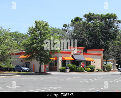 La Princeton New Jersey - le 23 juin 2019 : Extérieur de Dunkin Donuts shop à Princeton. La société est le plus grand café et produits de boulangerie en franchise e Banque D'Images