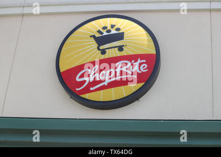 La Princeton New Jersey - le 23 juin 2019 : l'avant du magasin Magasin shoprite sign - Image Banque D'Images