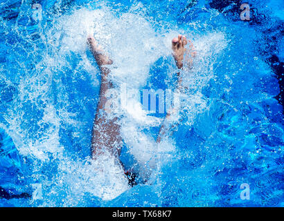 Hanovre, Allemagne. 24 Juin, 2019. Quand le soleil brille, un garçon saute dans une piscine dans le Kleefelder mauvais. Credit : Hauke-Christian Dittrich/dpa/Alamy Live News Banque D'Images