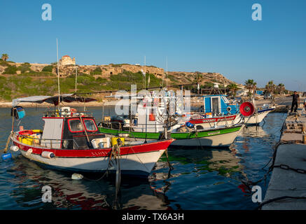 Les bateaux de pêche amarrés dans le port d'Agios Georgios, Peyia, district de Chypre. Banque D'Images