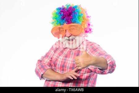 Personnes âgées clown. Avoir du plaisir. Drôle de vie. Plaisir et de divertissement. Grand-père comique concept. Belle blague. Grand-père toujours amusant. Homme barbu cheerful senior personne porter des lunettes et perruque colorée. Banque D'Images