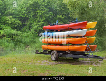 Sur la remorque avec huit canoës, kayaks en voiture livrée à la rivière Banque D'Images