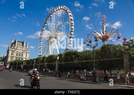 Paris, France - 10 juillet 2018 : vue sur la grande roue dans le jardin des Tuileries à partir de la rue de Rivoli à Paris Banque D'Images