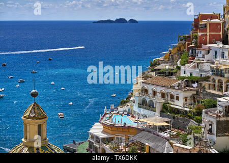 La ville de Positano magnifique sunny hill-ville sur la côte amalfitaine en Italie. Il y a beaucoup de maisons multicolores avec Santa Maria Assunta église sur la Banque D'Images