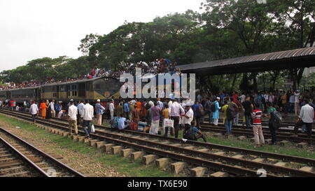 EID Voyage en train avec risque de vie ,03 juin 2019 Dhaka Bangladesh des milliers de personnes étaient sur ce train. Ils vont à leur maison natale pour cel Banque D'Images