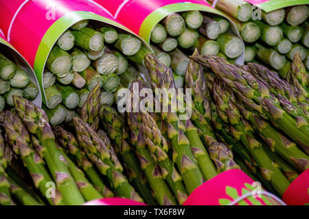 Bouquets d'asperges vertes sur le marché, d'aliments végétariens sains et savoureux close up Banque D'Images