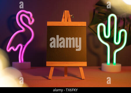 Tableau d'été avec flamingo et cactus néon rose et bleue sur la table.maquette modèle pour ajouter du texte Banque D'Images