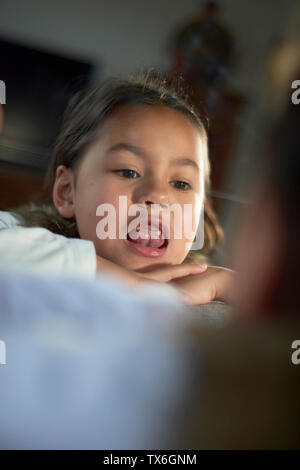 Jolie petite fille asiatique à la recherche dans le miroir montrant de l'écart entre ses dents de lait qu'elle est l'évolution des dents Banque D'Images