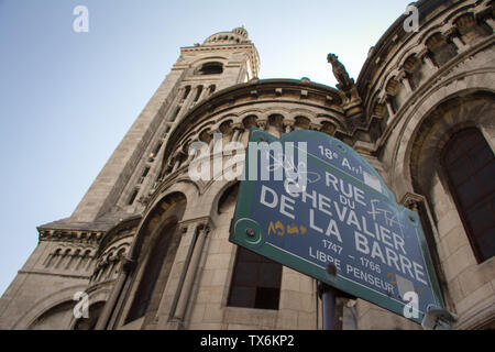 Paris, France - Juillet 06, 2018 : Libre de signer avec l'emplacement de la basilique du Sacré Cœur, à Paris Banque D'Images