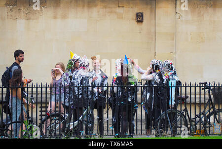 Les étudiants saccagé après leurs examens finaux à l'Université d'Oxford. Banque D'Images