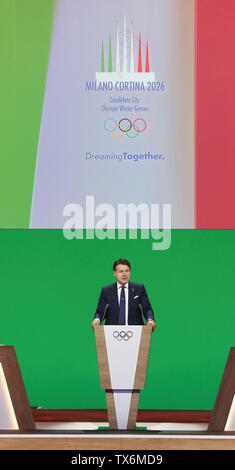 Lausanne, Suisse. 24 Juin, 2019. Le Premier ministre italien Giuseppe Conte parle lors de la présentation finale des Milan-Cortina d'Ampezzo de l'Italie de présenter une soumission pour le Jeux Olympiques d'hiver de 2026 au cours de la 134e session du Comité International Olympique (CIO) à Lausanne, Suisse, le 24 juin 2019. Credit : Cao Peut/Xinhua/Alamy Live News Banque D'Images