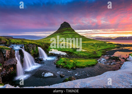 Kirkjufell au lever du soleil en Islande. Banque D'Images