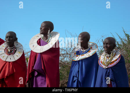 Olpopongi Kilimnjaro, Province / Tanzanie : 29. Décembre 2015 : La Tanzanie Masai tribeswomen dans des vêtements traditionnels en Olpopongi Cultural Village Banque D'Images