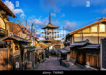 La Pagode Yasaka et Sannen Zaka Street à Kyoto, au Japon. Banque D'Images