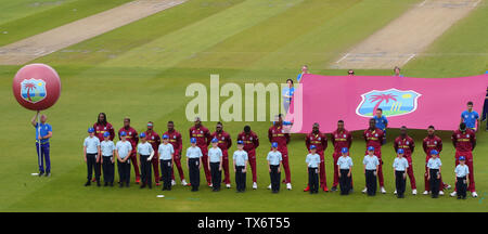 Une vue générale, comme les équipes s'alignent pour les hymnes nationaux, Manchester, Angleterre. 22 juin 2019 : Les Antilles v Nouvelle-zélande, ICC Cricket World Cup Match, à Old Trafford, Manchester, Angleterre. Banque D'Images