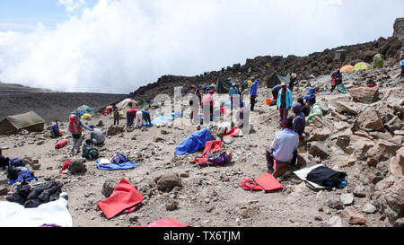 Le mont Kilimanjaro / Tanzanie : 7 Janvier 2016 : camp d'altitude sur le mont Kilimandjaro avec de nombreux porteurs d'emballer et d'expedtion camp de rupture Banque D'Images