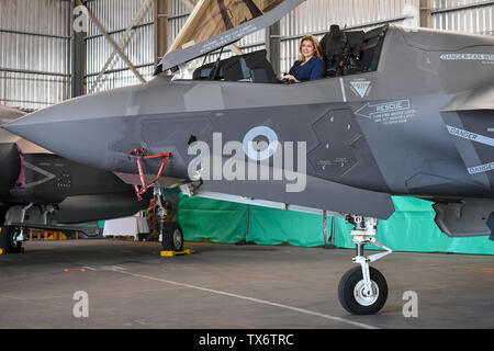 De 0001 SOUS EMBARGO MARDI 25 JUIN le secrétaire à la défense, Penny Mordaunt se trouve dans le cockpit d'un F-35 Lightning jet à RAF Akrotiri à Chypre, où elle a annoncé que l'avion aurait volé jusqu'à une mission opérationnelle pour la première fois qu'ils ont uni leurs efforts pour éradiquer l'État islamique. Banque D'Images