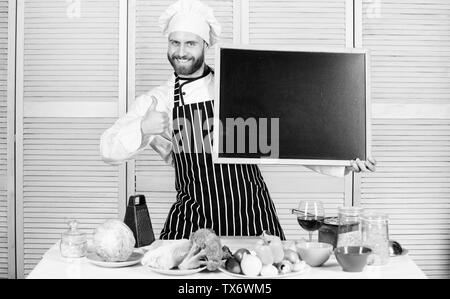 Notre école est la meilleure. Man showing Thumbs up avec plateau vide. L'éducation de la cuisson et la préparation des aliments. Chef cuisinier classe de maître d'enseignement en école de cuisine. Maître cuisinier du Cours de cuisine, copiez l'espace. Banque D'Images