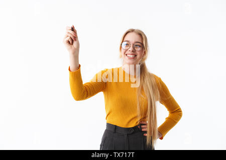 Young blonde woman wearing sweater isolés sur fond blanc, holding marker Banque D'Images