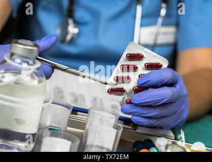 D'autres médicaments à usage unique avec des ciseaux, conceptual image Banque D'Images