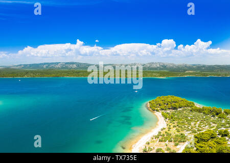 Merveilleux paysage mer croate, côte méditerranéenne, vue aérienne sur l'île de Murter, montagnes en arrière-plan Banque D'Images